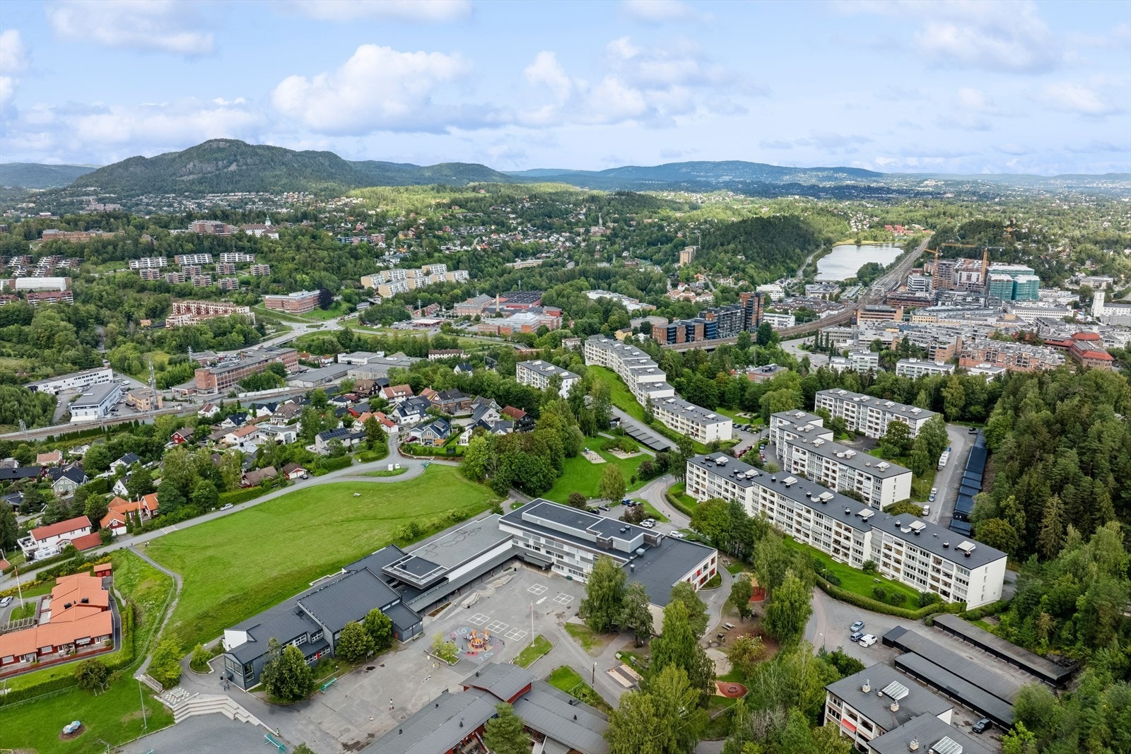 Dette er en perfekt beliggenhet for den som ønsker nærhet til "alt" man måtte trenge i hverdagen! Galleribilde