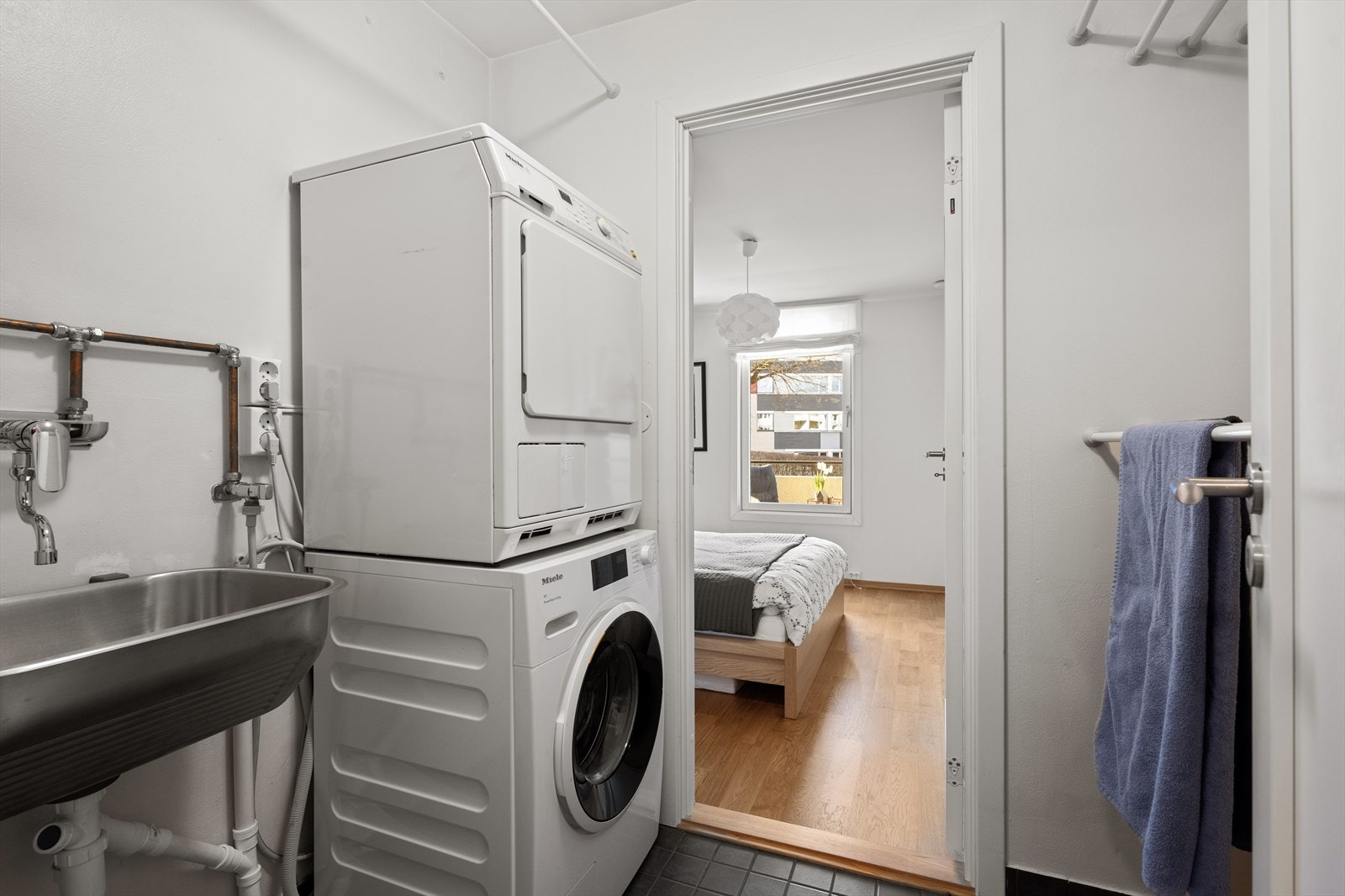 Badet og vaskerommet er praktisk plassert ved siden av hverandre. Her er det utslagsvask, opplegg for vaskemaskin og tørketrommel. Galleribilde