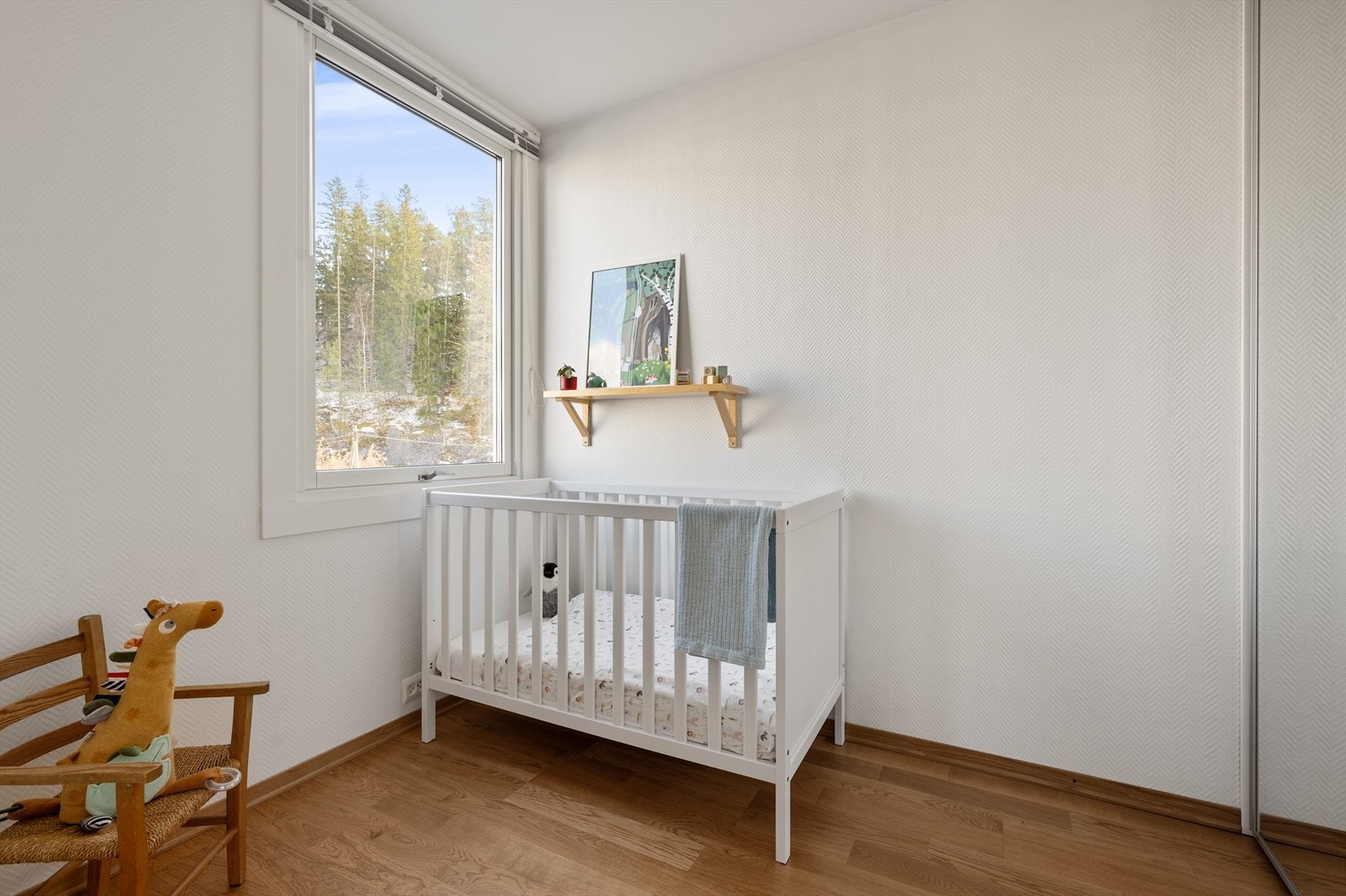 Soverom 3 - her er det også montert skyvedørsgarderobe med speildører. Galleribilde