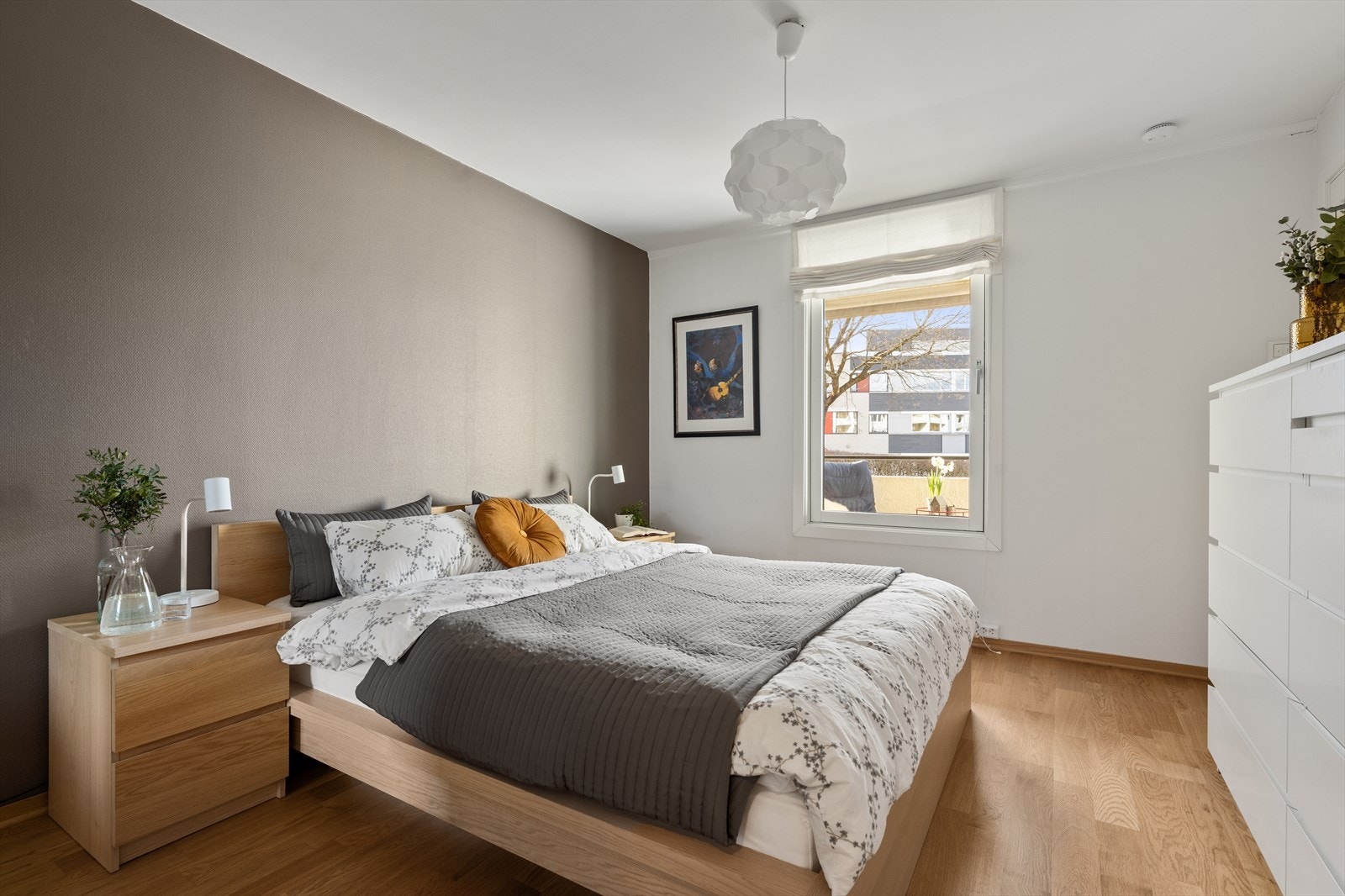 Romslig hovedsoverom med god plass til dobbeltseng, nattbord og garderobeløsning. Galleribilde