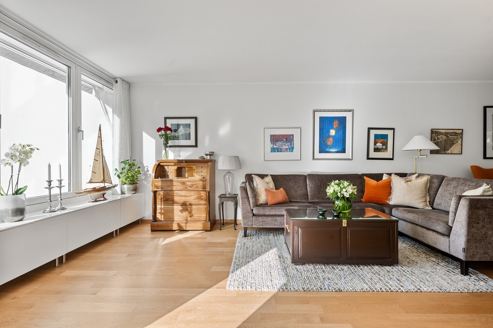 Store vinduer som slipper inn godt med dagslys. Galleribilde