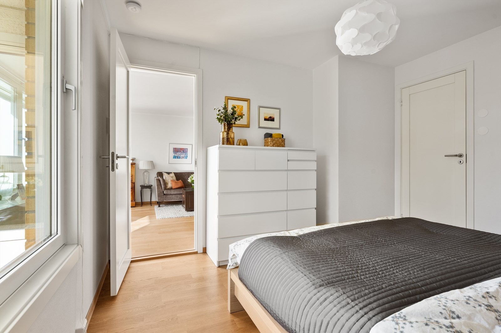 Dette rommet har direkte tilgang til badet i tillegg til dør ut mot stuen. Galleribilde