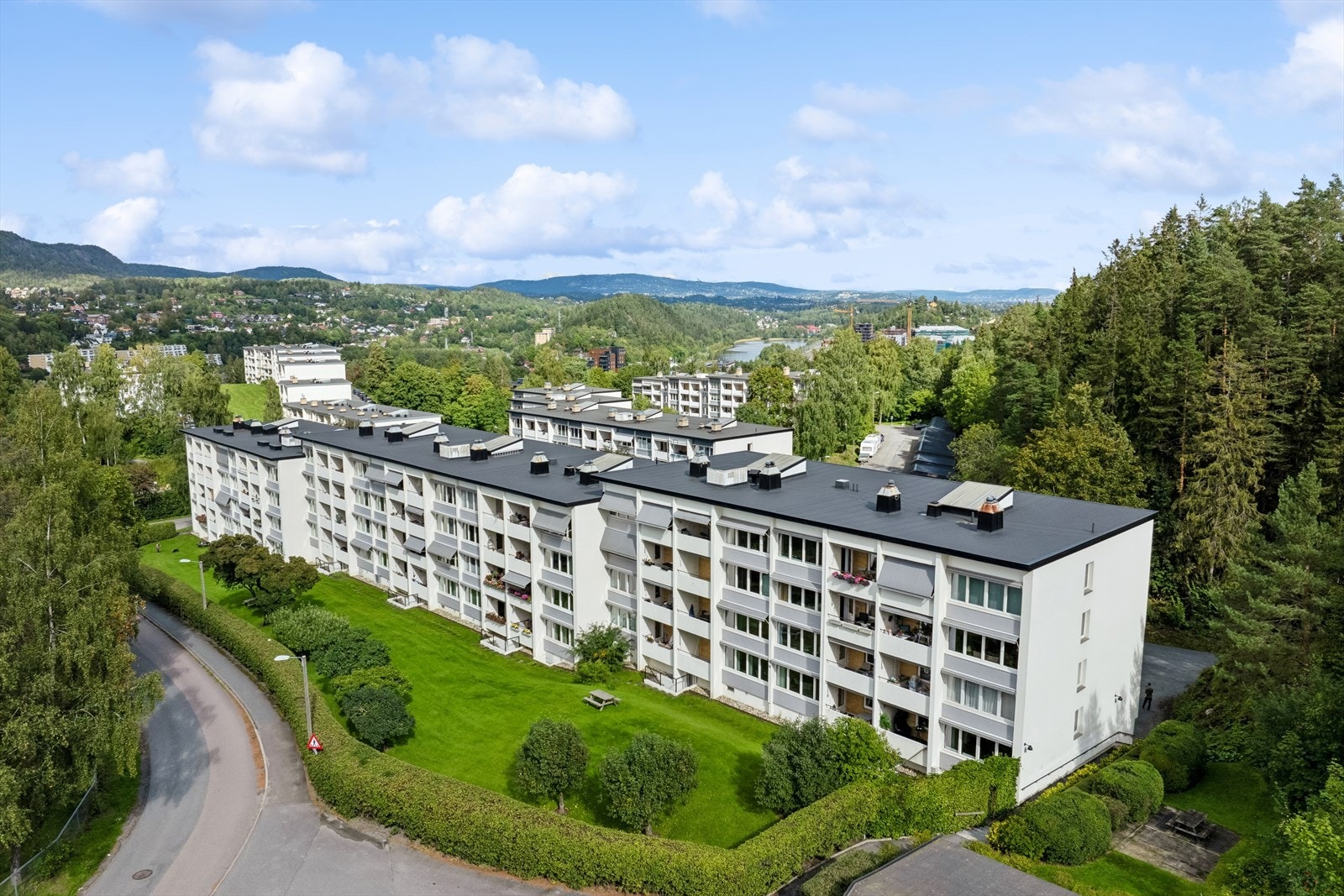 Her har du muligheten til å bo i rolige og naturskjønne omgivelser, samtidig som det er sentralt med kort vei til barnehage, skoler, butikker og offentlig kommunikasjon. Galleribilde