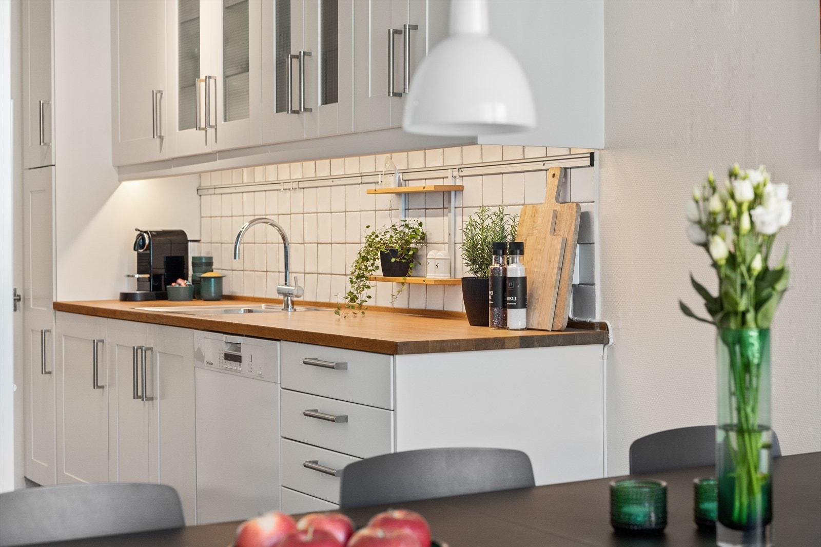 Det er plass til spiseplass i enden av kjøkkenet. Galleribilde