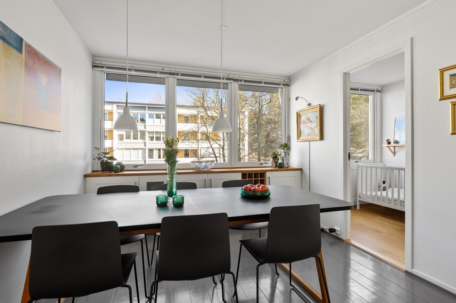 Det er markiser på utsiden av vinduene ved spiseplassen. Galleribilde