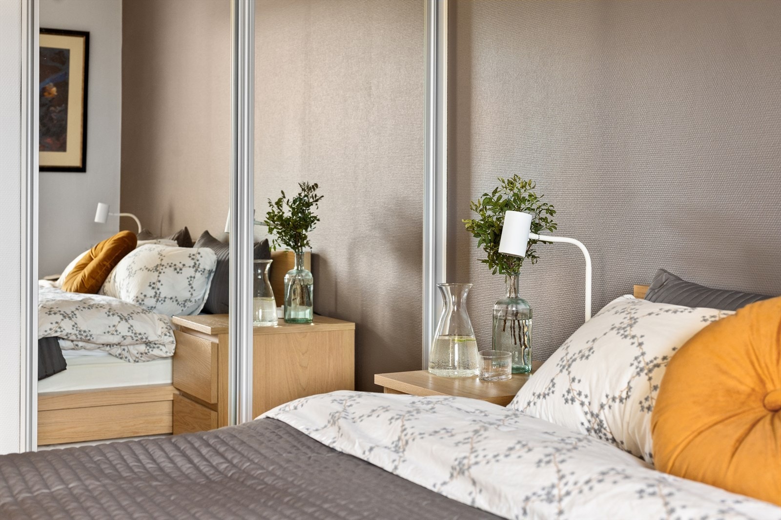 Det er montert skyvedørsgarderobe på hovedsoverommet. Galleribilde