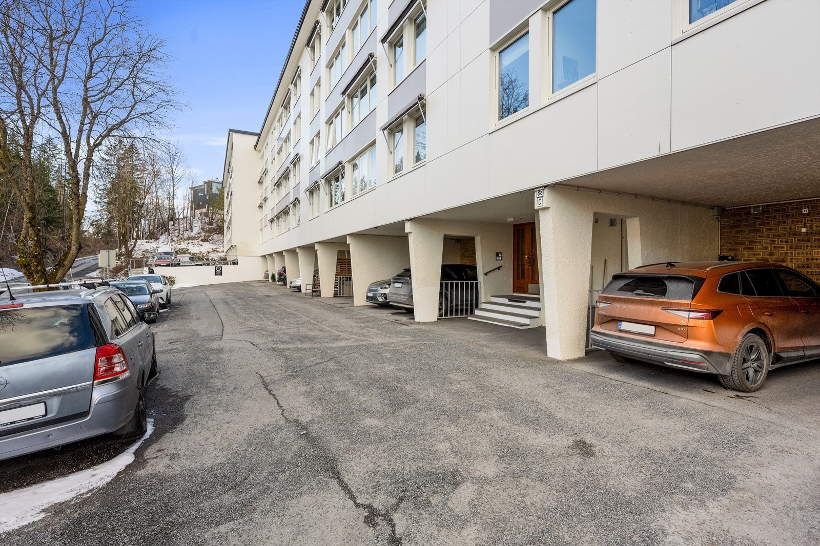 Det medfølger egen carport med montert lader. Parkeringsplassen er praktisk plassert rett ved siden av inngangsdøren til oppgangen. Galleribilde