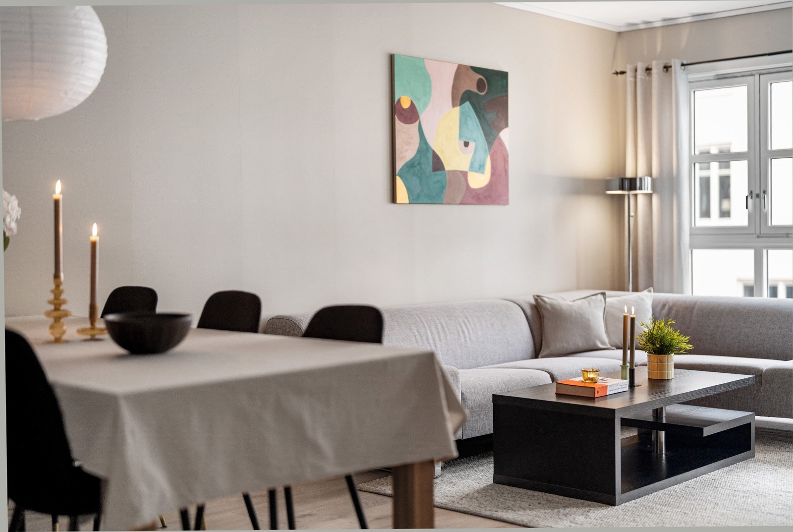 Stuen ble behandlet og malt i duse toner, i 2021 og komplimenterer godt med gulvet fra 2016. Galleribilde