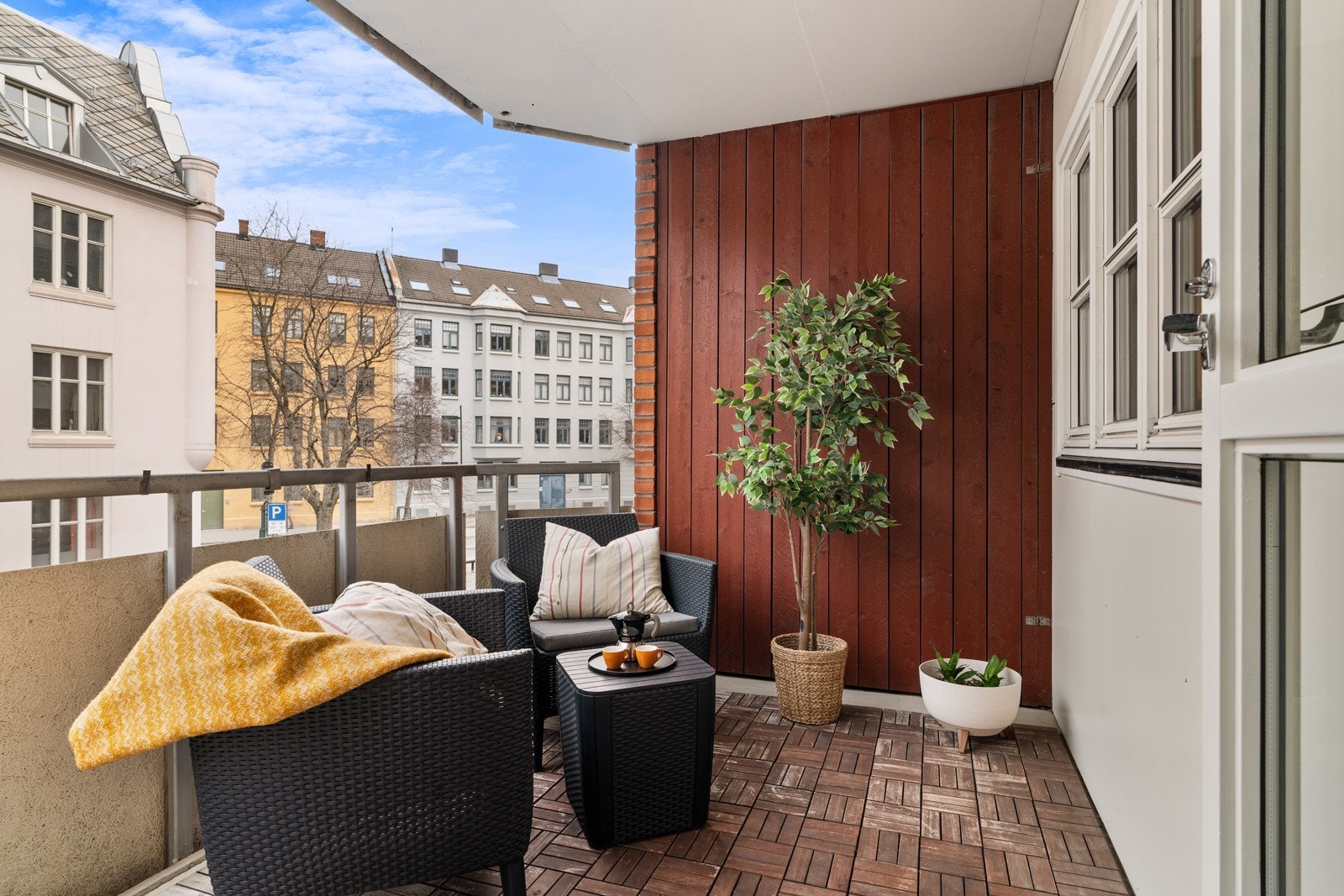 Fra stuen er det utgang til en flott takoverbygd balkong på ca. 6,3 kvm. Galleribilde