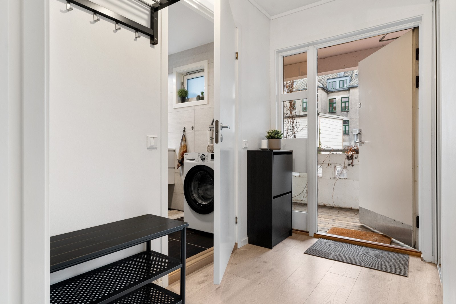 Praktisk entré målt til ca. 4,4 kvm. Galleribilde