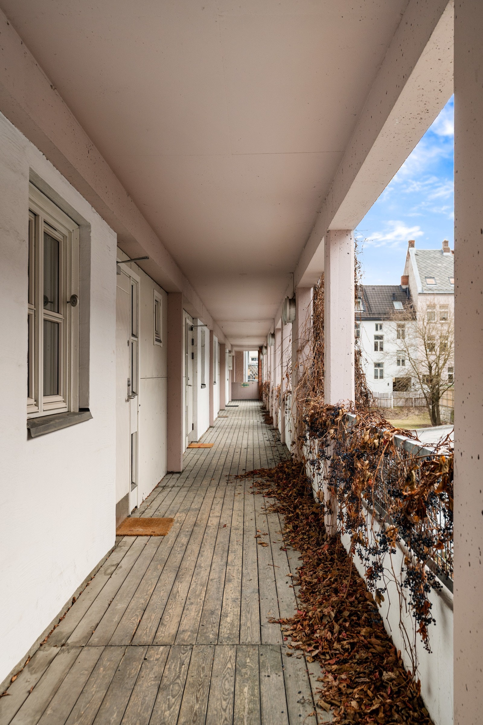 God plassering i byggets 2. etasje, med egen adkomst via trappeløp eller heis. Det medfølger 3 eksterne boder. Galleribilde