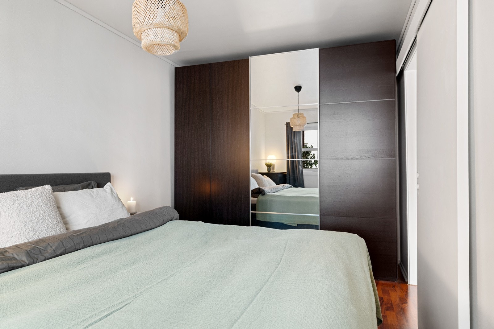 Størrelsen gir god plass til dobbeltseng, kommode og garderobeskap med speilfront. Det ble satt inn ekstra skap i 2021. Galleribilde