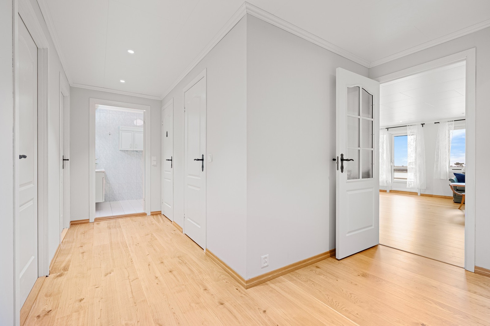 - Overflatene er malt i lyse overflater som gir et godt førsteinntrykk | Taket er også foret ned med downlights - Galleribilde