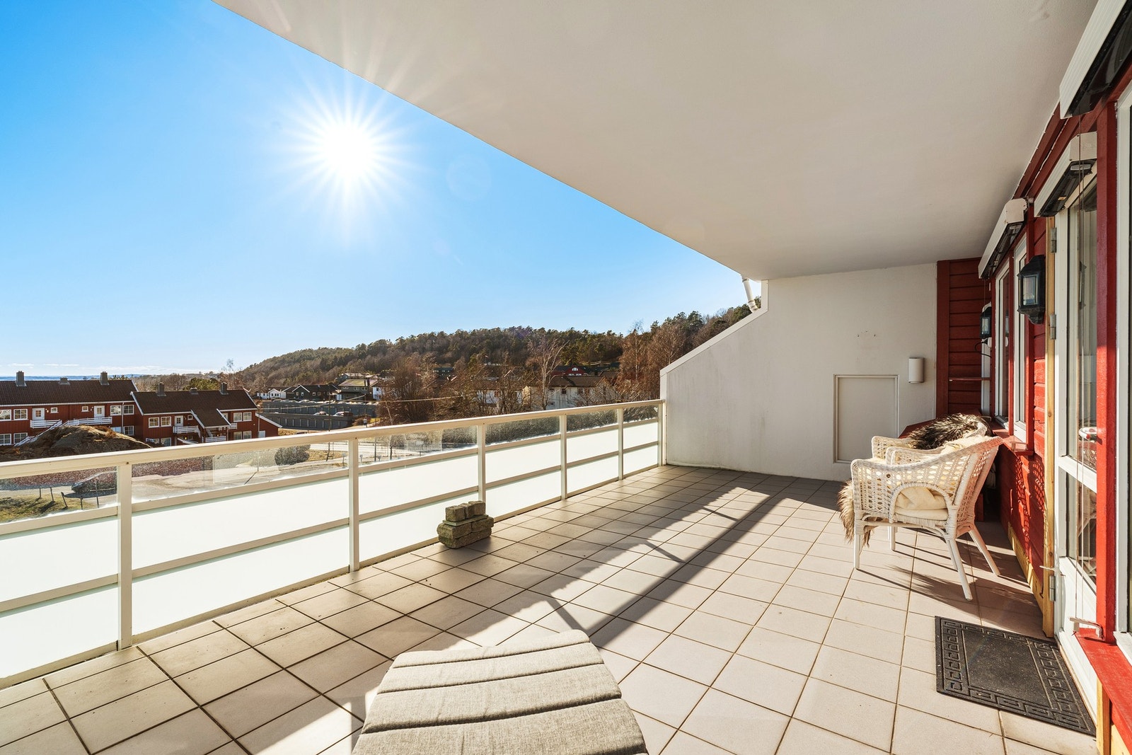 - Stor, solrik og usjenert terrasse på hele 27m² | Flotte solforhold og nydelig utsikt - Galleribilde