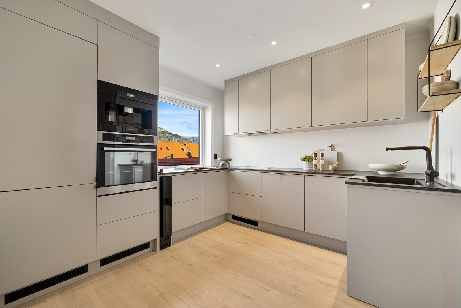 Moderne 3-roms leilighet over to plan med fantastisk utsikt og sentral beliggenhet i et rolig nabolag Galleribilde