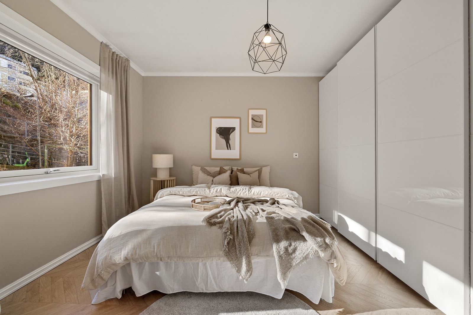 Her er det innredet med praktisk skyvedørsgarderobe som står i stil med fargevalget i rommet Galleribilde