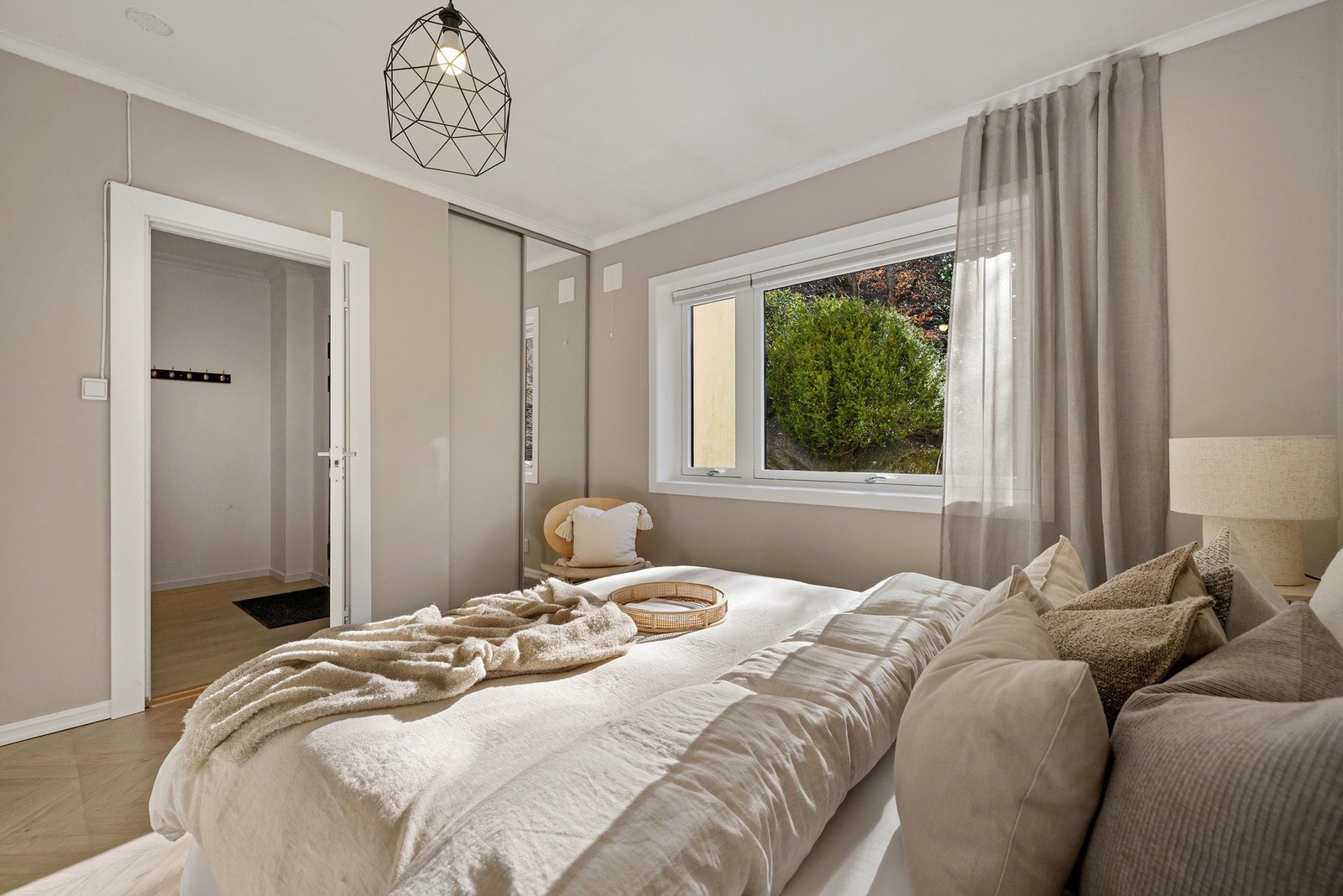 Fra soverommet er det enkel tilkomst til ett av to bad Galleribilde