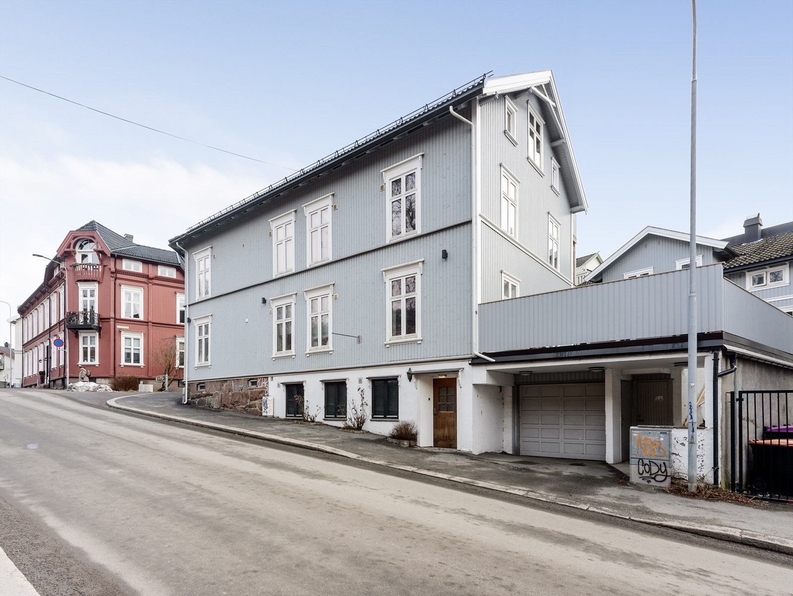 Innkjøring til garasjen, her er det egen plass med elbillader! Galleribilde