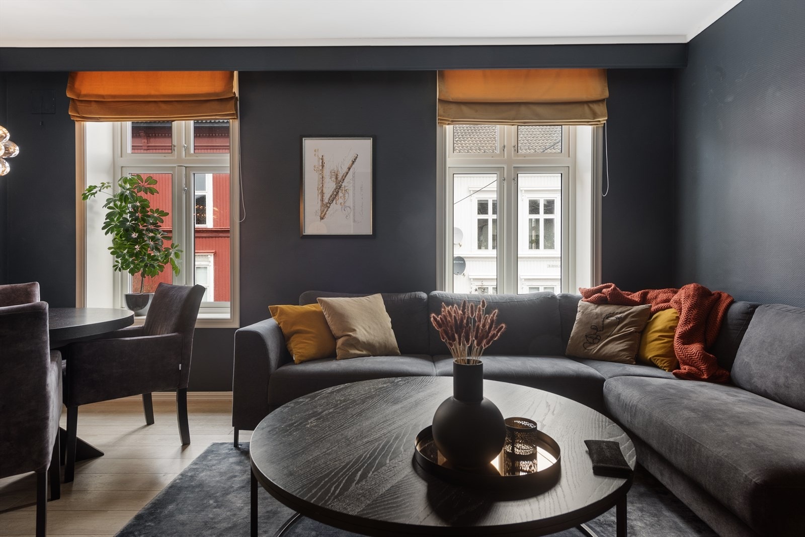 God plass til både spisebord, sofagruppe og annet møblement. Galleribilde