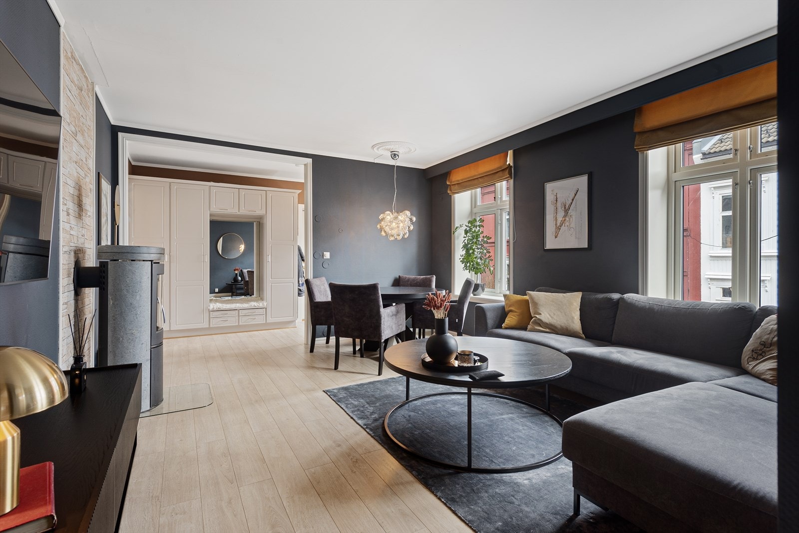 Innvendig har boligen hovedsakelig laminatgulv, vegger med tapetserte og malte overflater, samt malte himlingsplater i taket. Galleribilde