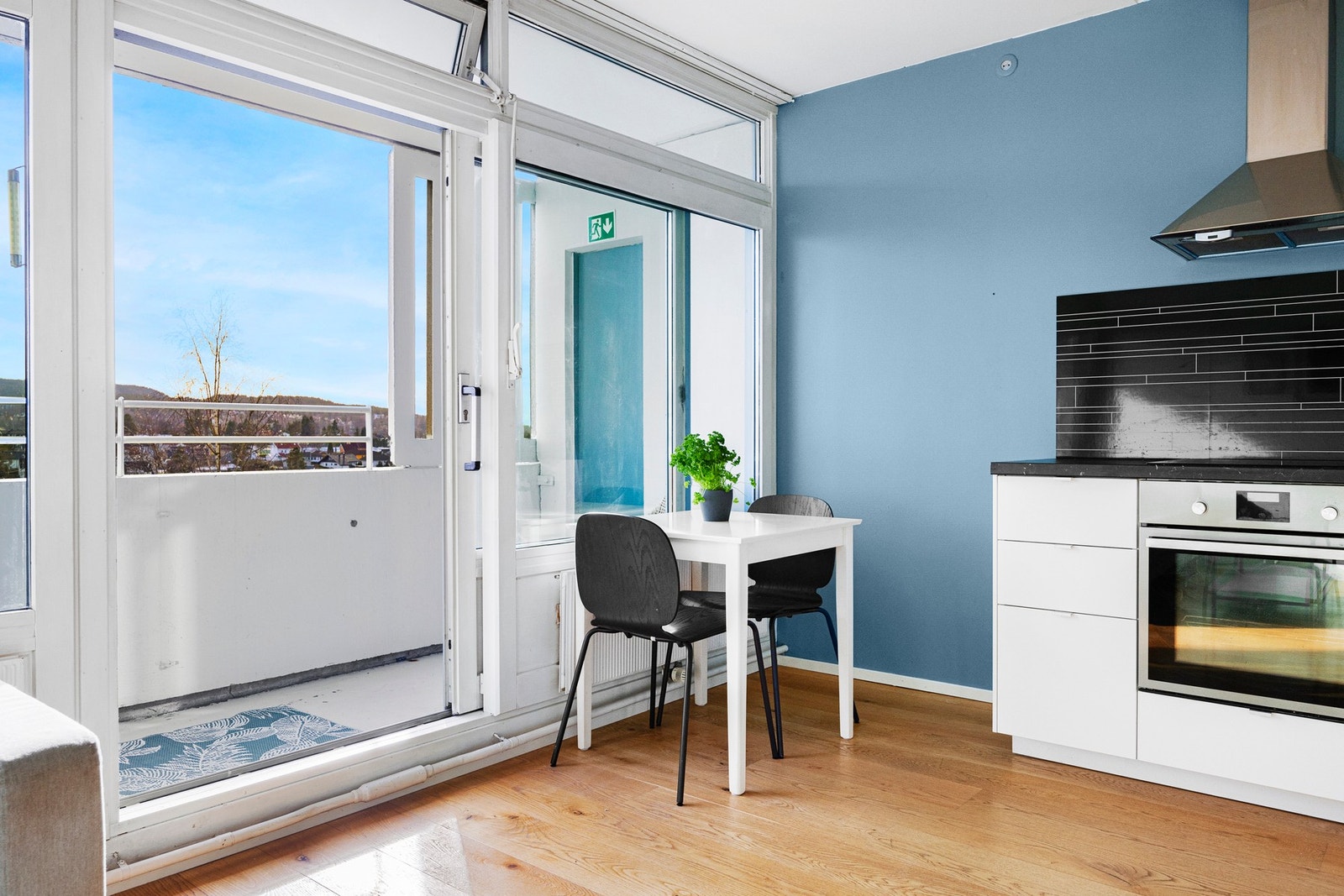 Det er plass til å sette inn en hyggelig spisegruppe i tilknytning til kjøkkenet Galleribilde