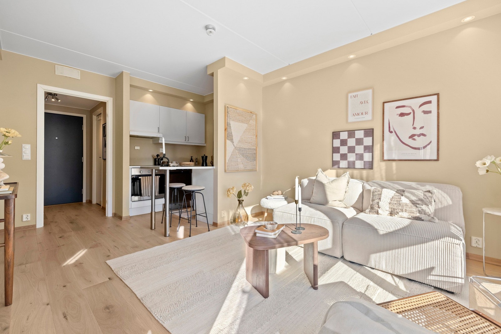 Det er god plass til sofaseksjon og medievegg. Galleribilde
