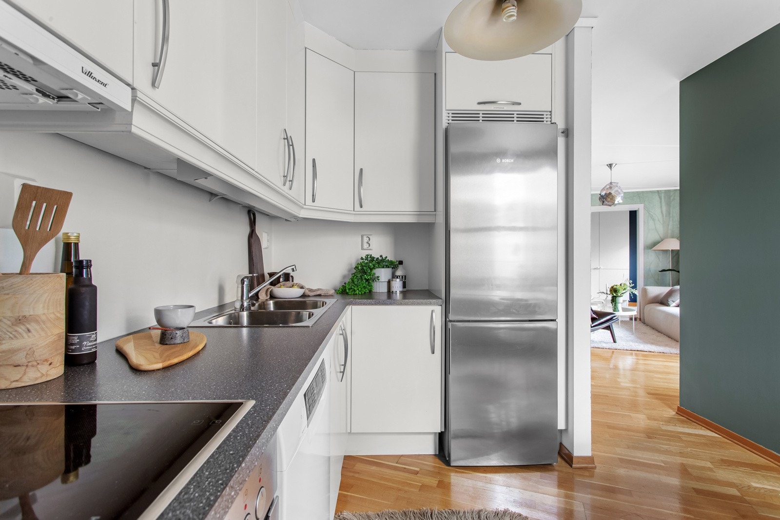 Gode arbeidsflater og godt med skapplass. Galleribilde