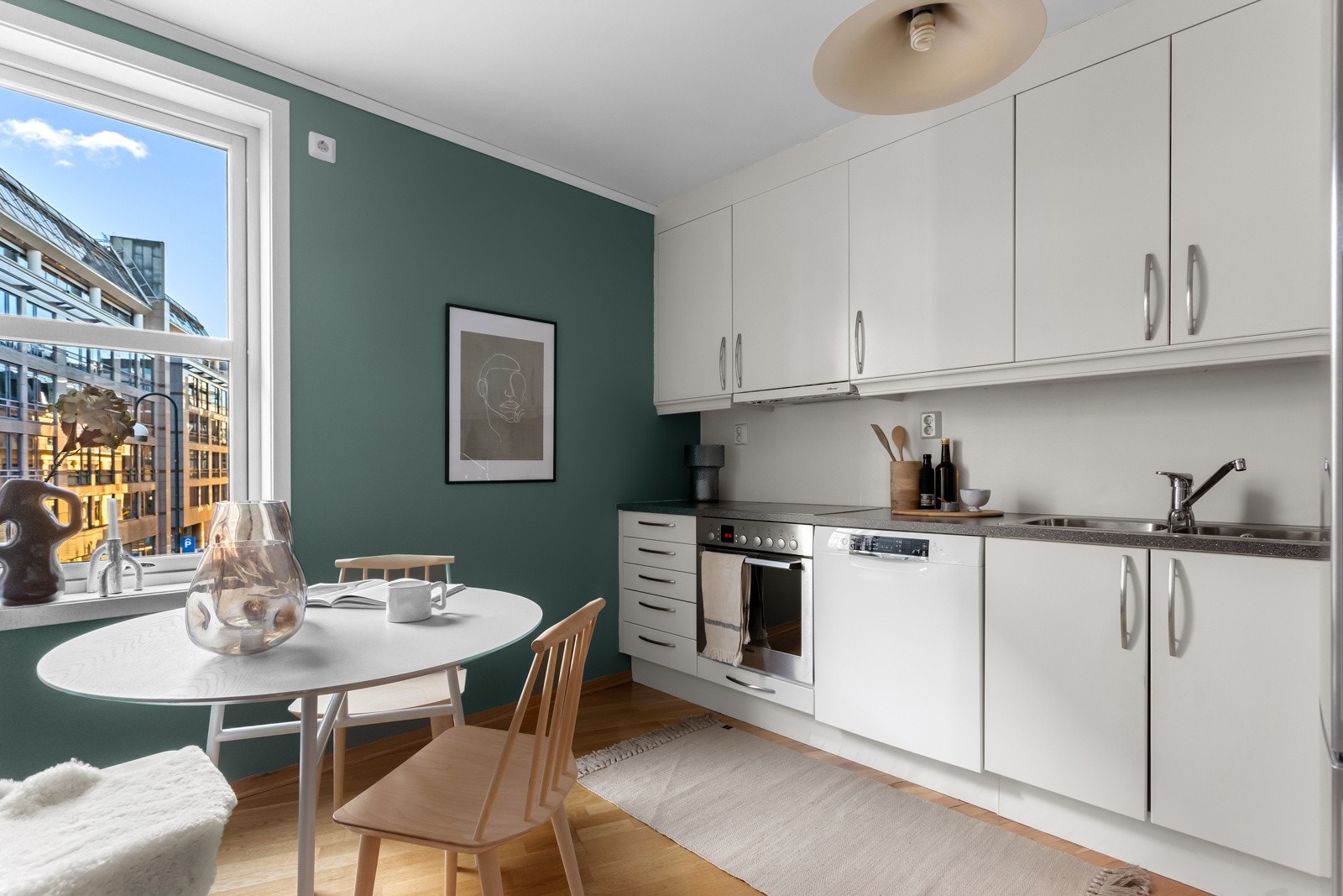 Takhøy kjøkkeninnredning med slette fronter og benkeplate i laminat. Galleribilde