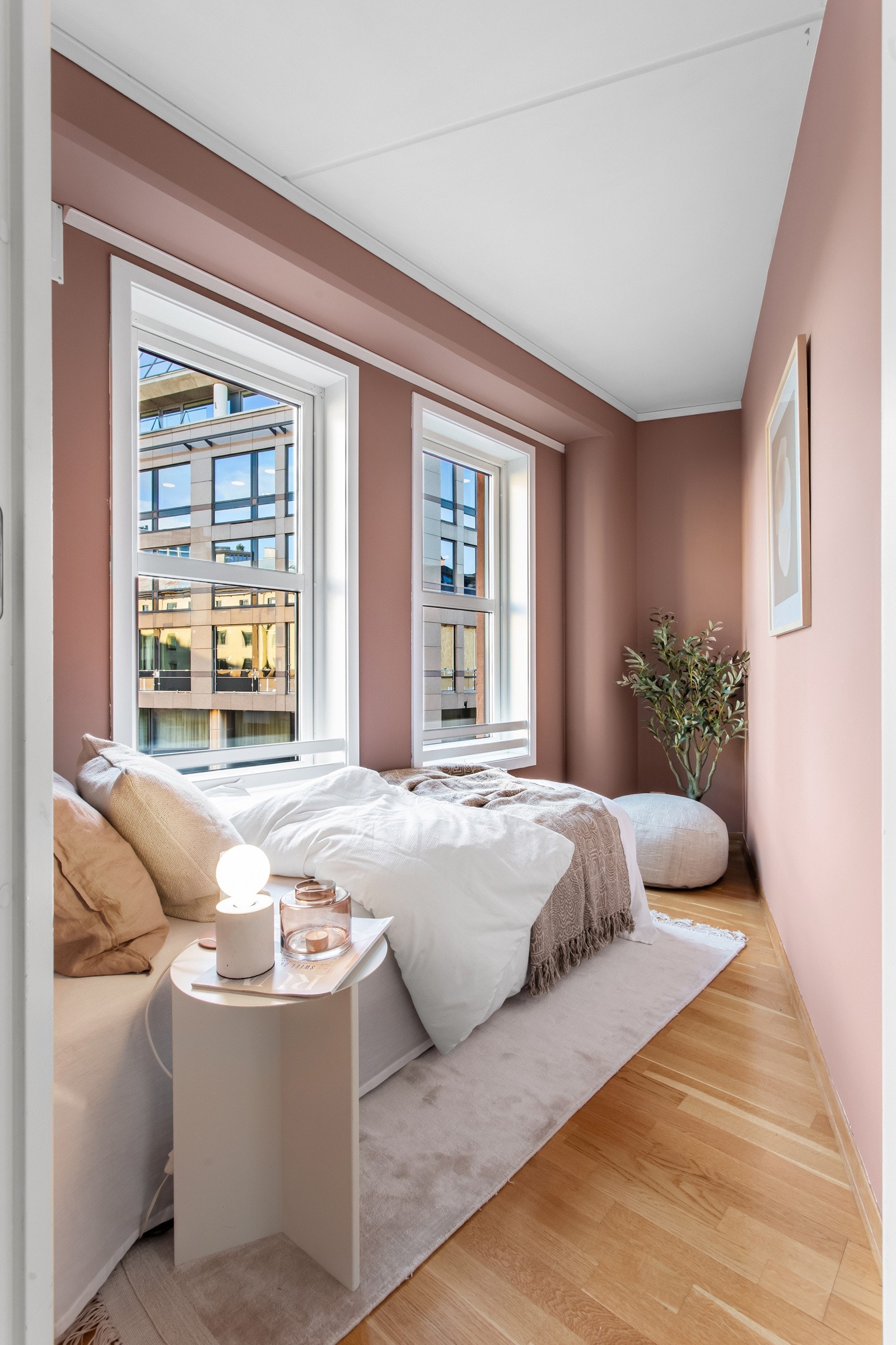 Det er satt opp lettvegger i stue for å lage et egnet rom som i dag er innredet som soverom. Rommet funker også fint som gjesterom eller kontor. Galleribilde