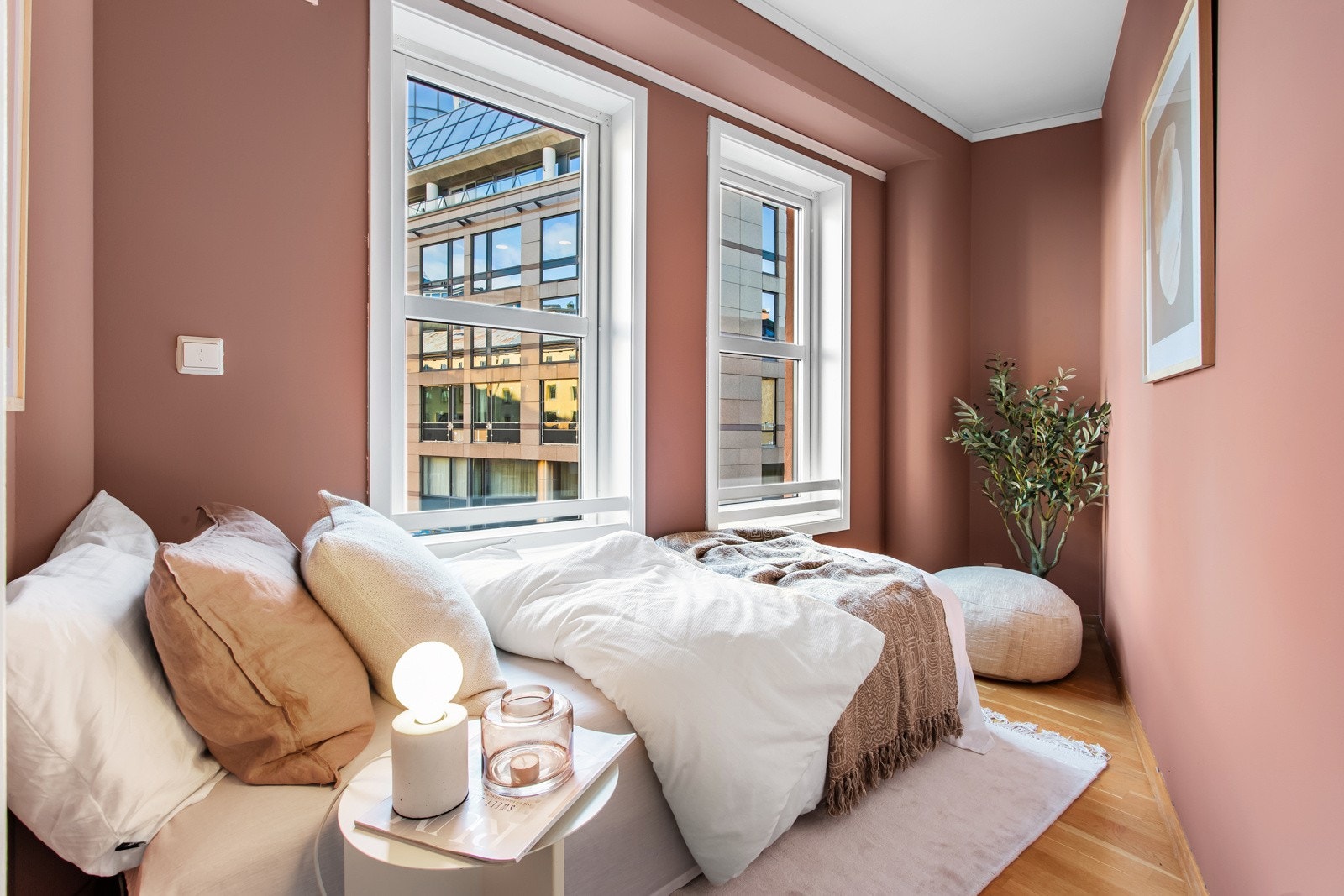 Det er mulig å fjerne veggene til fordel for større stue med plass til stort spisebord. Galleribilde