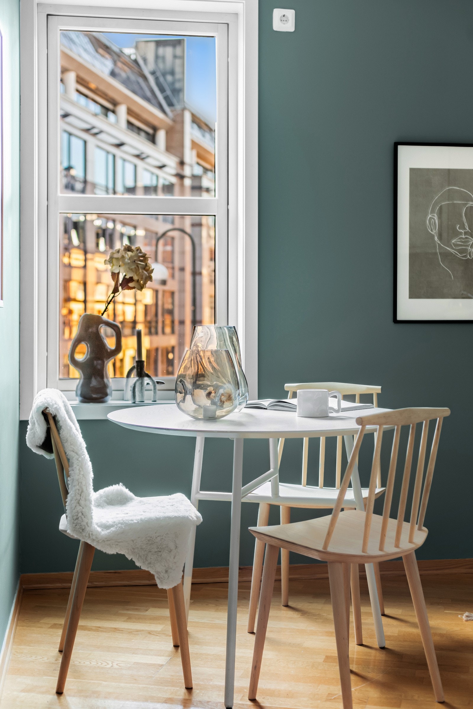 Det er også plass til et spisebord på kjøkkenet. Galleribilde