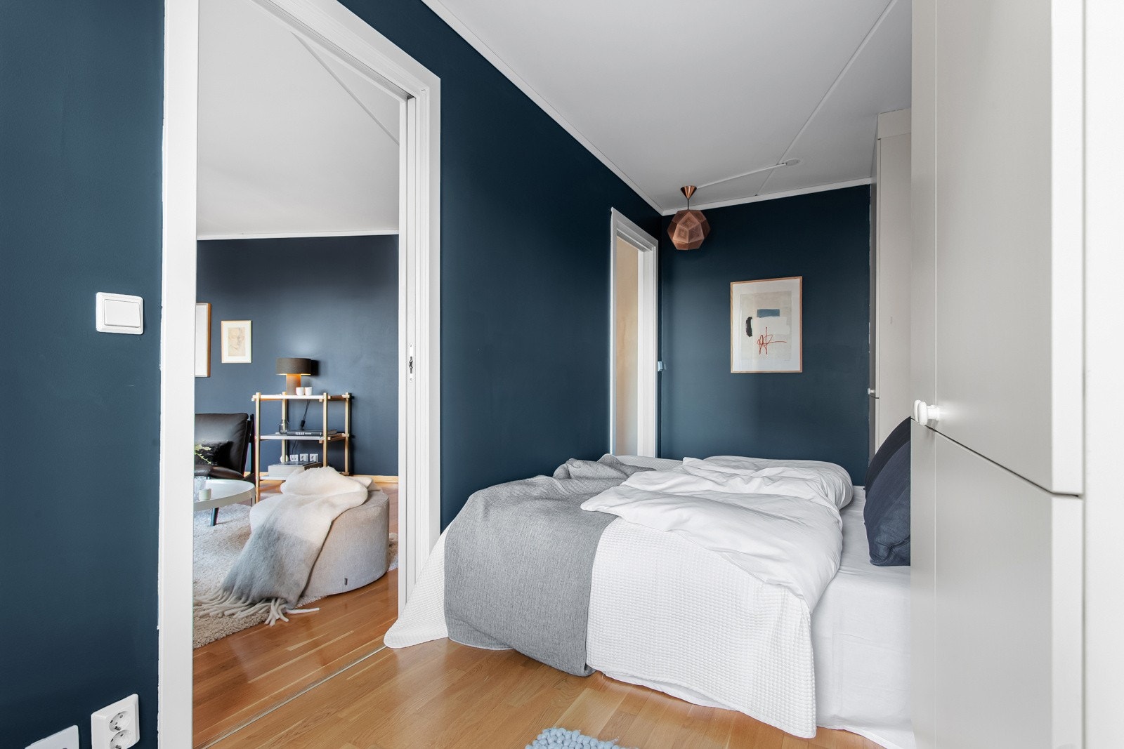 Praktisk skyvedørsinngang på begge sider av dobbeltsengen. Galleribilde