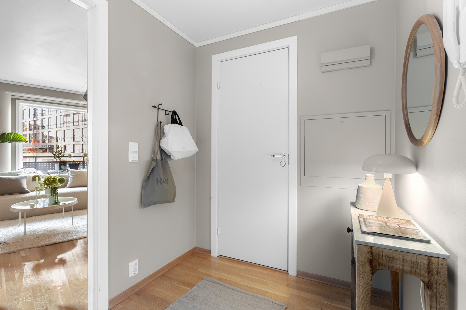 Boligen har en innbydende entré med plass til oppbevaringsløsninger. Galleribilde