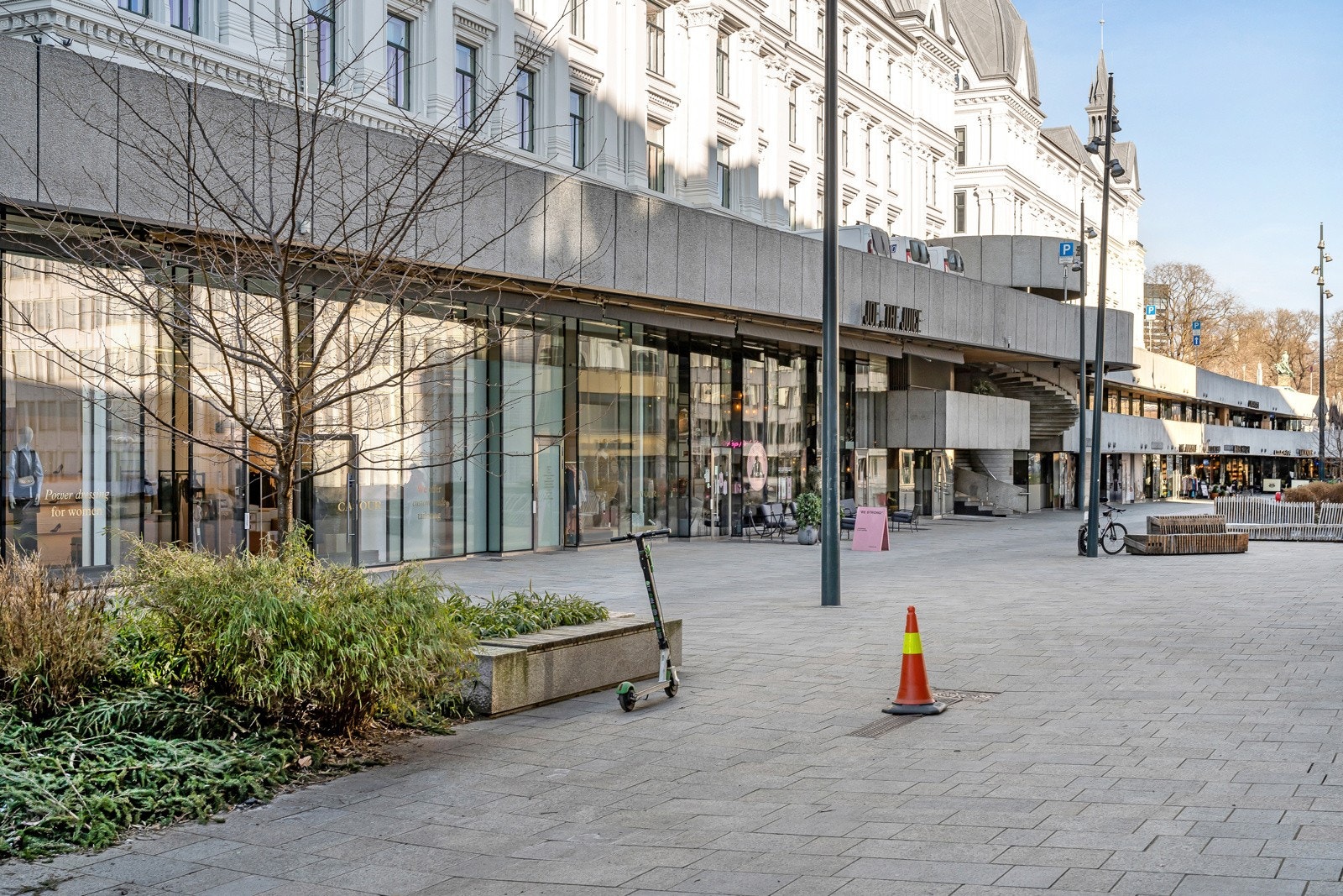 Vikaterrassen ligger midt i Vika, og er en handlegate flankert av historiske bygninger med ikonisk arkitektur. Galleribilde