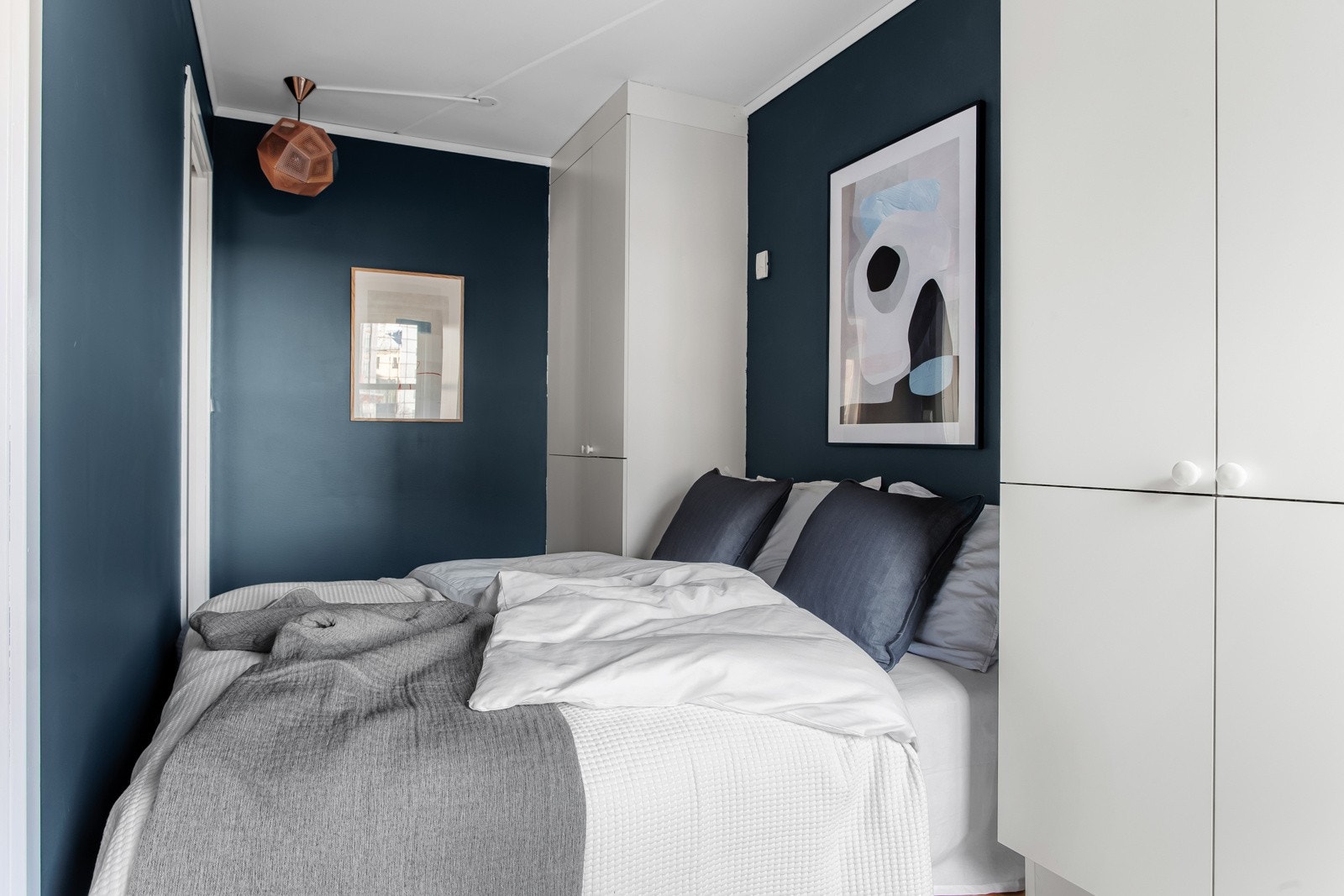 Gode oppbevaringsmuligheter i garderobeskap som medfølger. Galleribilde