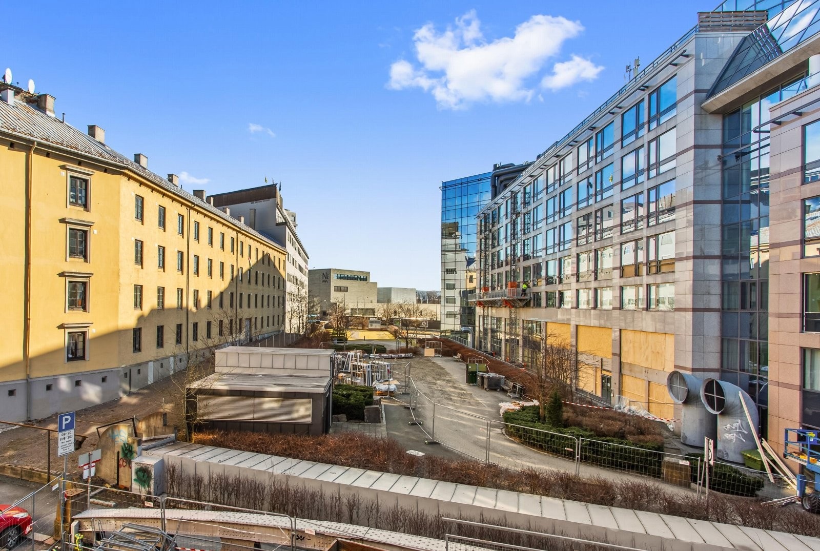 Fritt utsyn mot parkmessig område. (Vika Atrium holder for tiden på med blant annet rehab. av fasade som forventes å ferdigstilles i slutten av året). Galleribilde