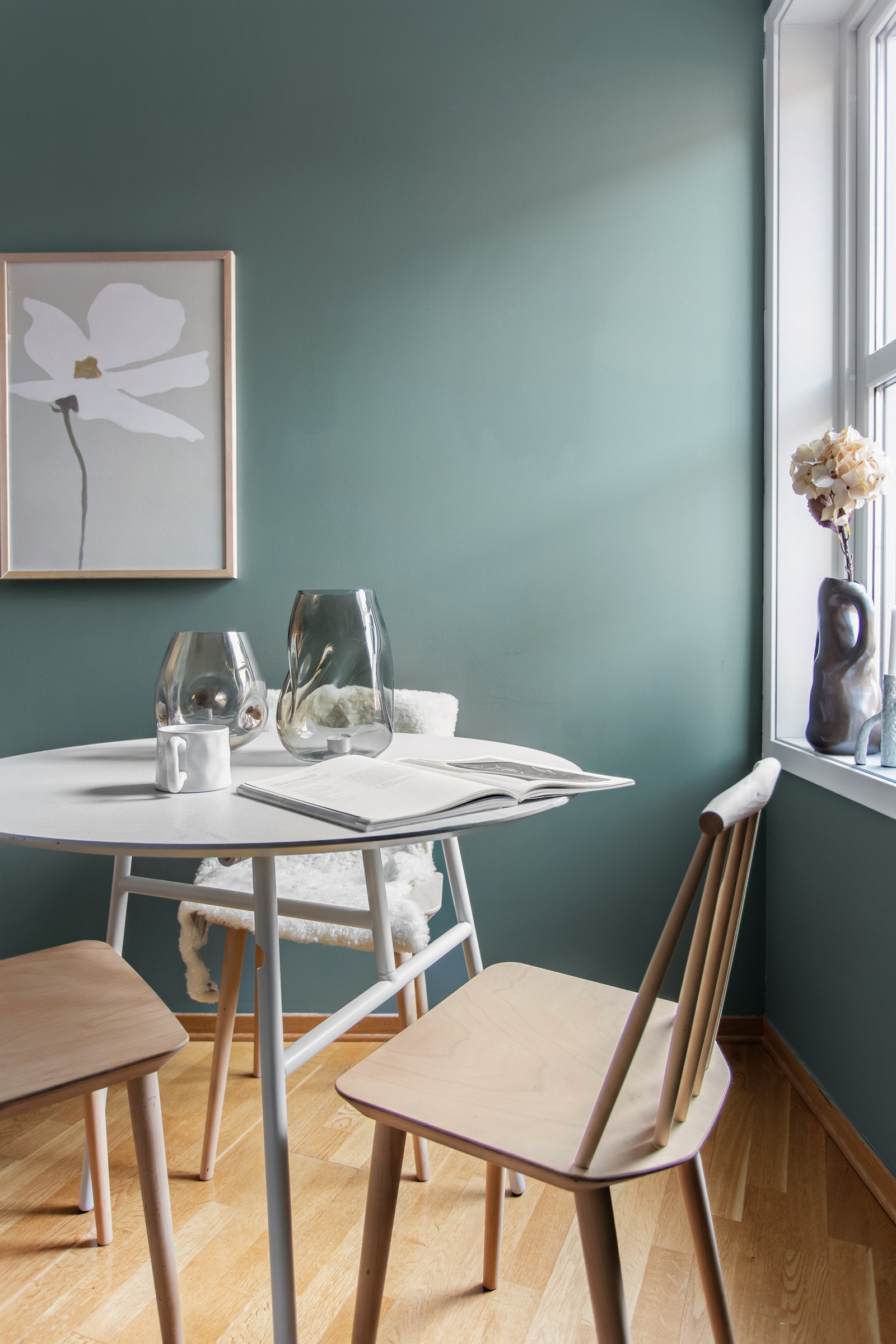 Fine lysforhold da leiligheten ligger på hjørnet av bygget. Galleribilde