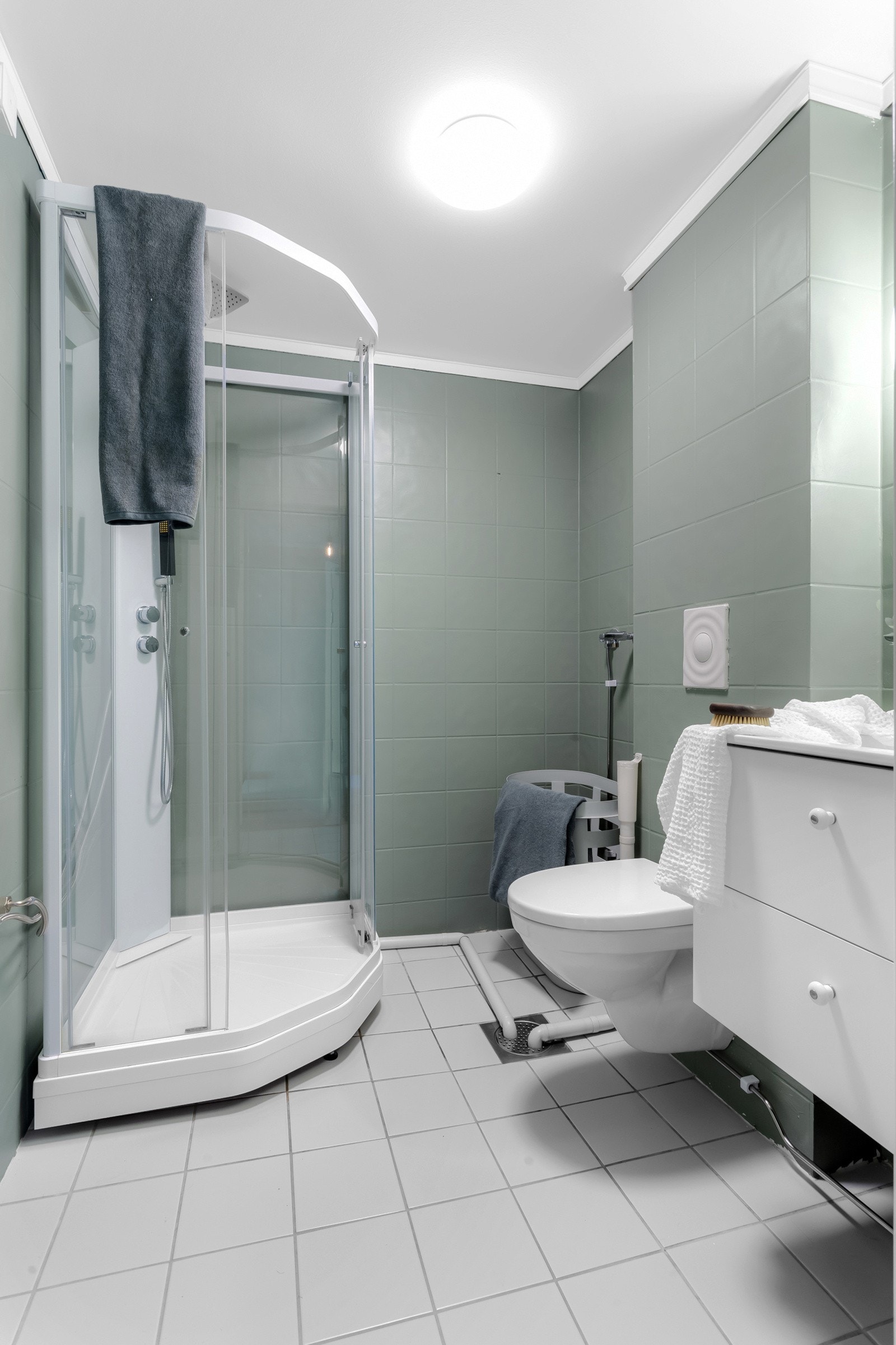 Flislagt bad fra 2005 oppgradert ny baderomsinnredning i 2020 og maling av overflater. Galleribilde