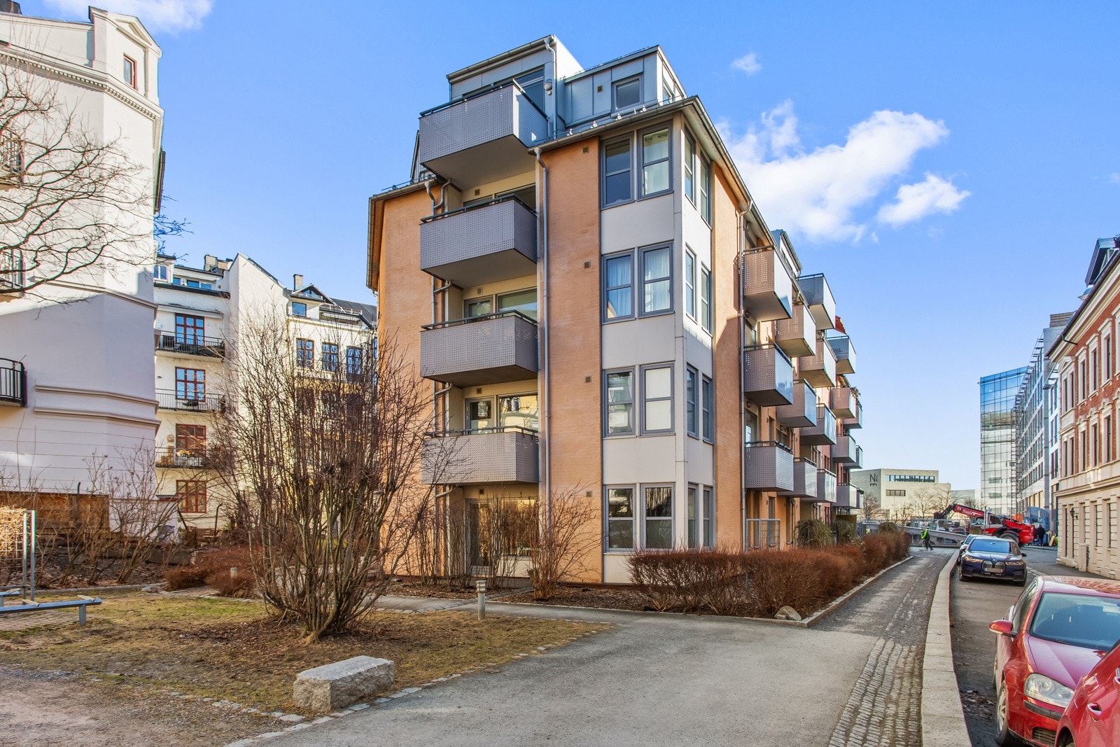 Boligen ligger i en stille gate sentralt i Vika, ved Tjuvholmen. Galleribilde