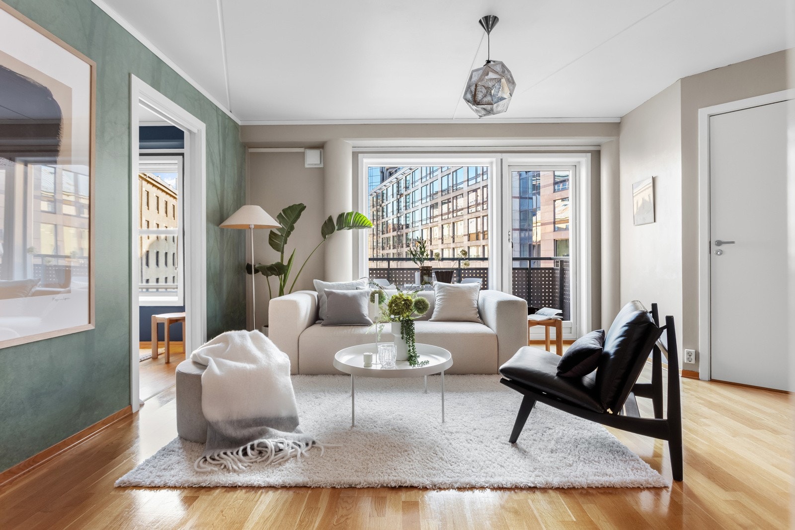 Det er god plass til sofagruppe med tilhørende møblement. Galleribilde