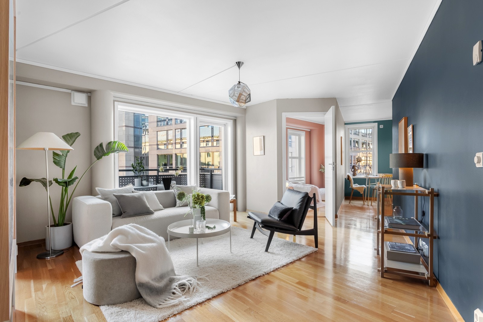 Store vindusflater gir gode lysforhold. Galleribilde