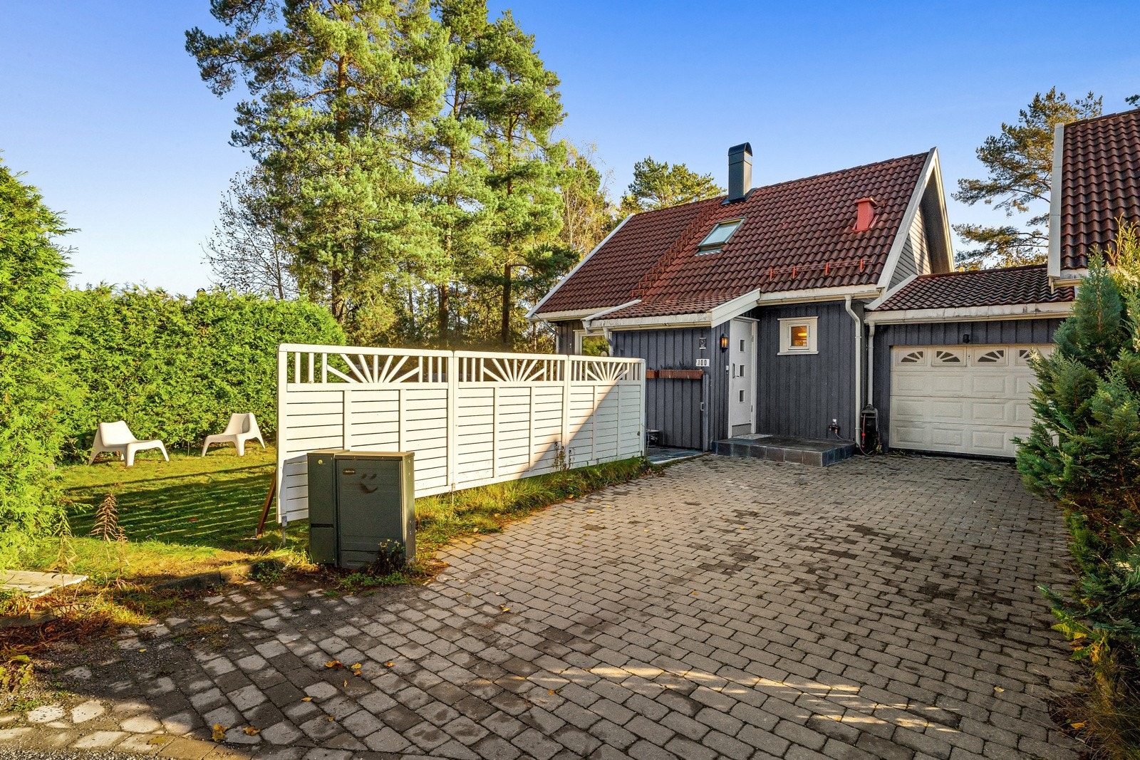 Garasjeplass samt mulighet for å parkere utenfor. Galleribilde