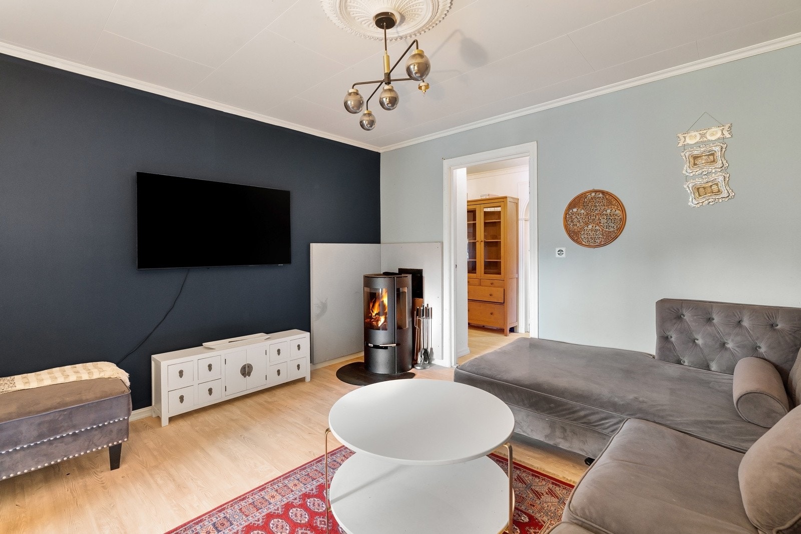 Den herlige stuen har god plass til stor og hyggelig sofagruppe, tv-seksjon, og øvrig ønsket møblement. Galleribilde