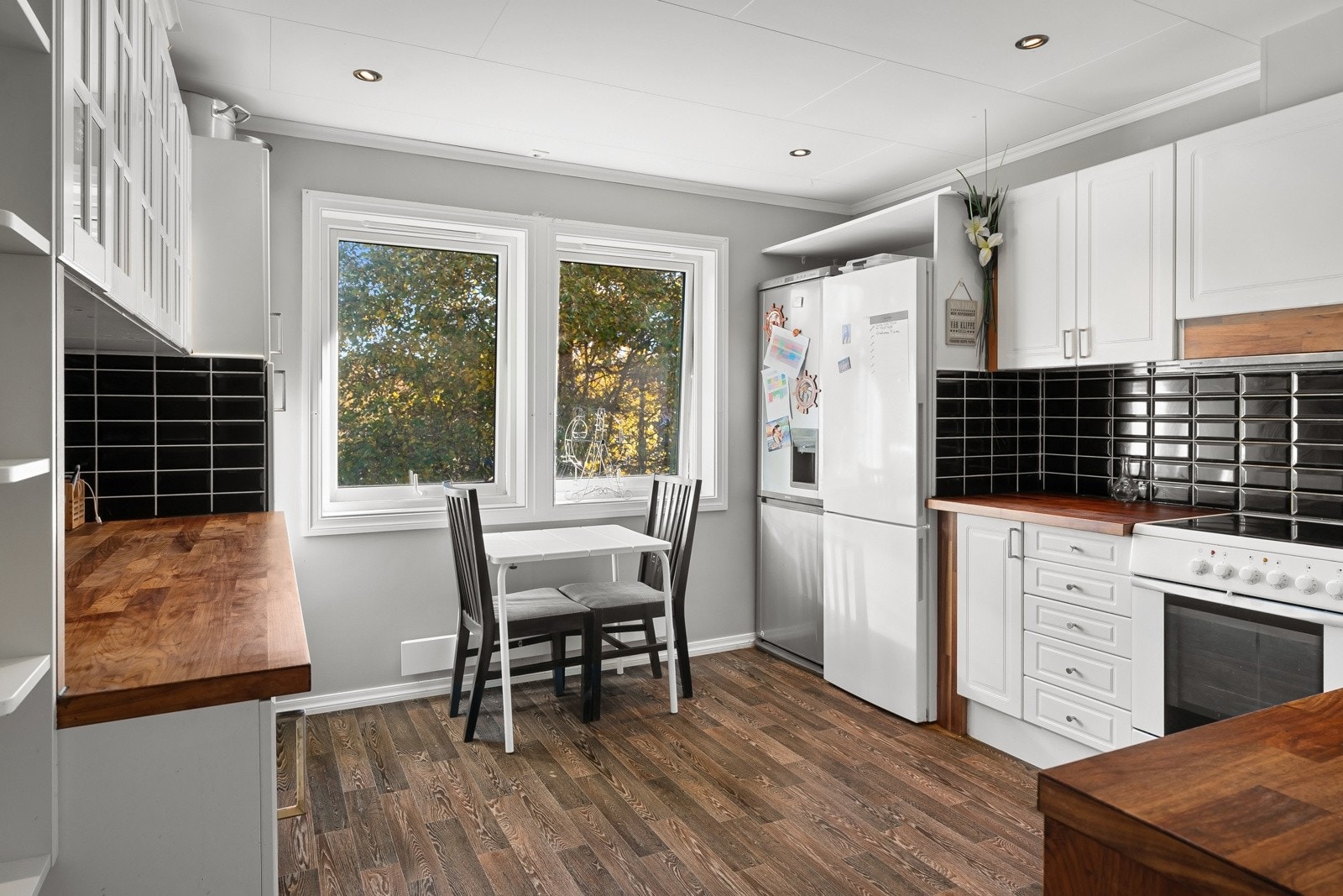 Hovedkjøkken, lekkert separat kjøkken med god plass til spisebord. Galleribilde