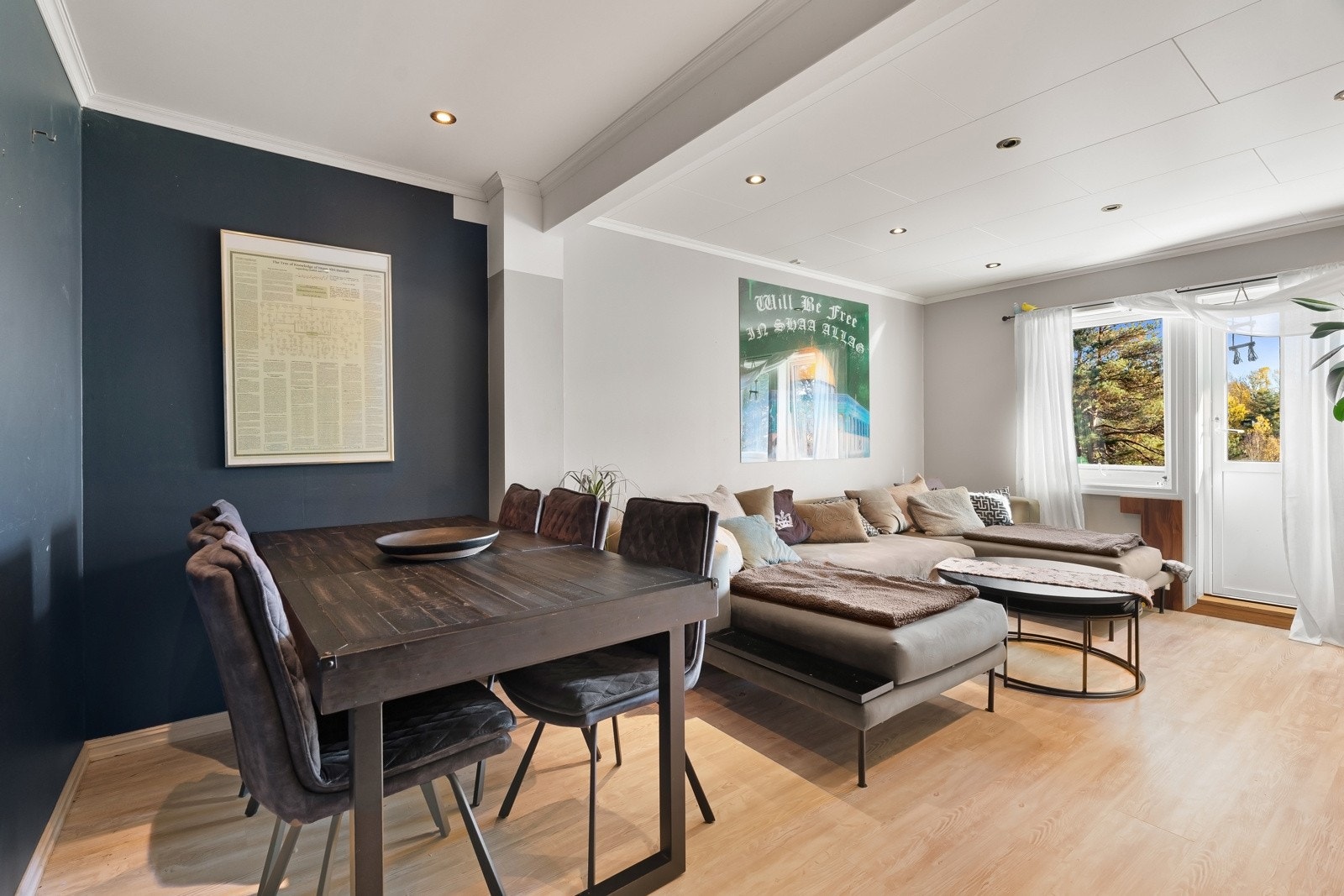 Stuen kan deles opp i flere møbleringssoner, her får du plass til alt du ønsker deg. Galleribilde