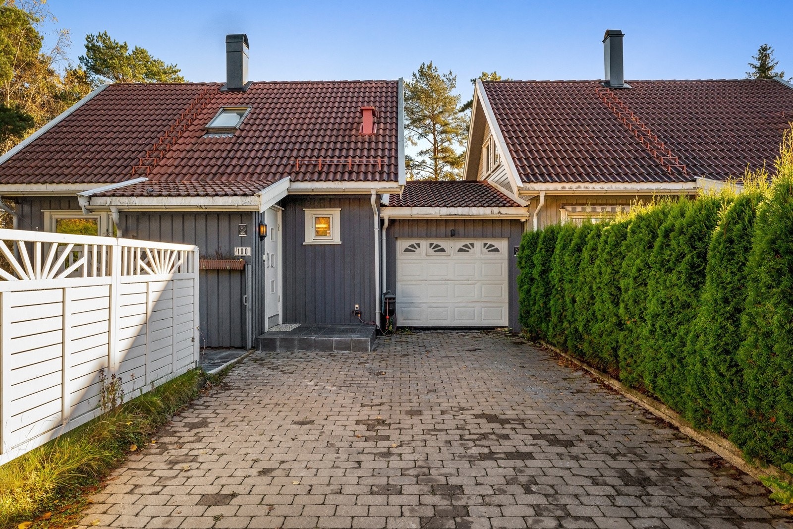 God plass til parekering rett utenfor, samt garasjeplass og gjesteparkering. Galleribilde