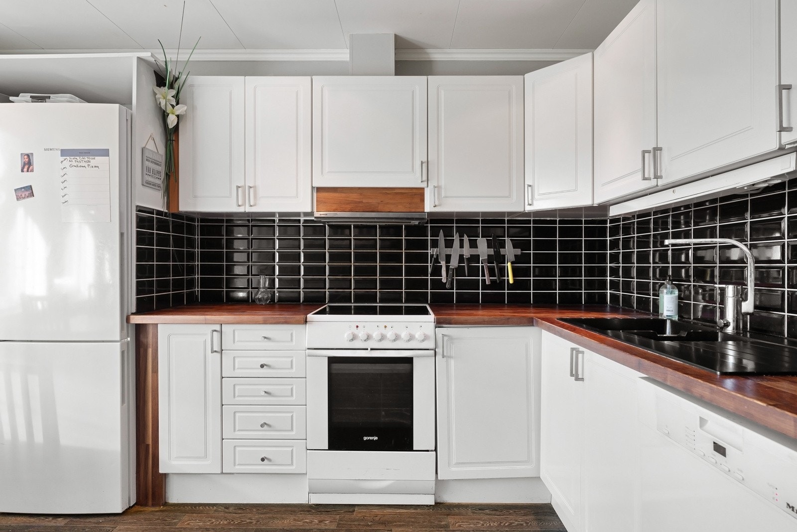 Kjøkkenet byr på store arbeidsflater og en praktisk innredning med gode hylleløsninger! Galleribilde