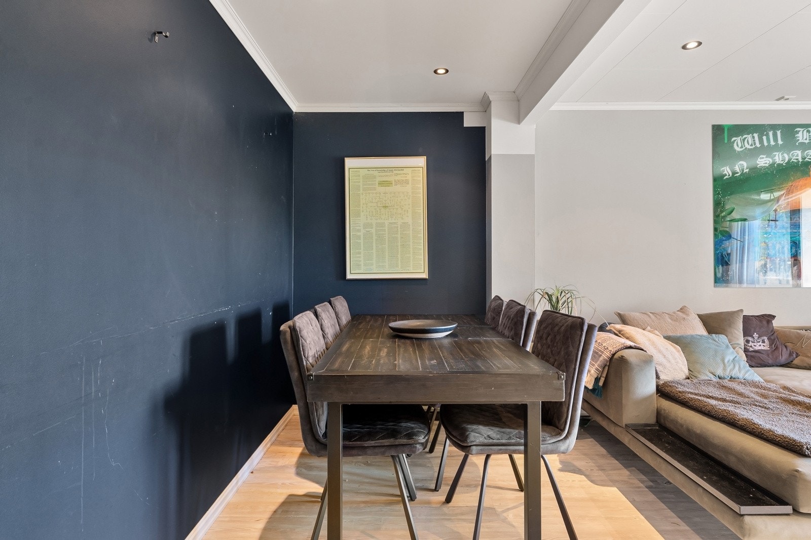 God plass til spisebord for flere gjester, eller en ytterligere møbleringssone. Galleribilde