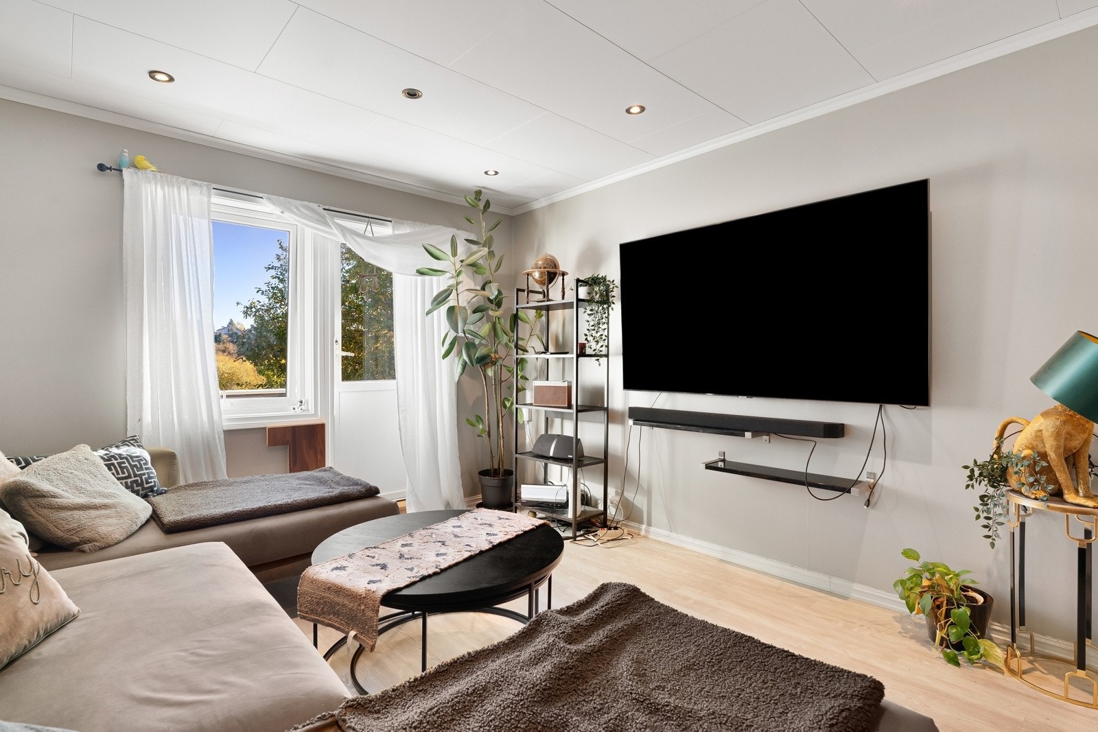 Stuen har gode vindusflater som gir rikelig med lys, samt utgang til balkong. Galleribilde