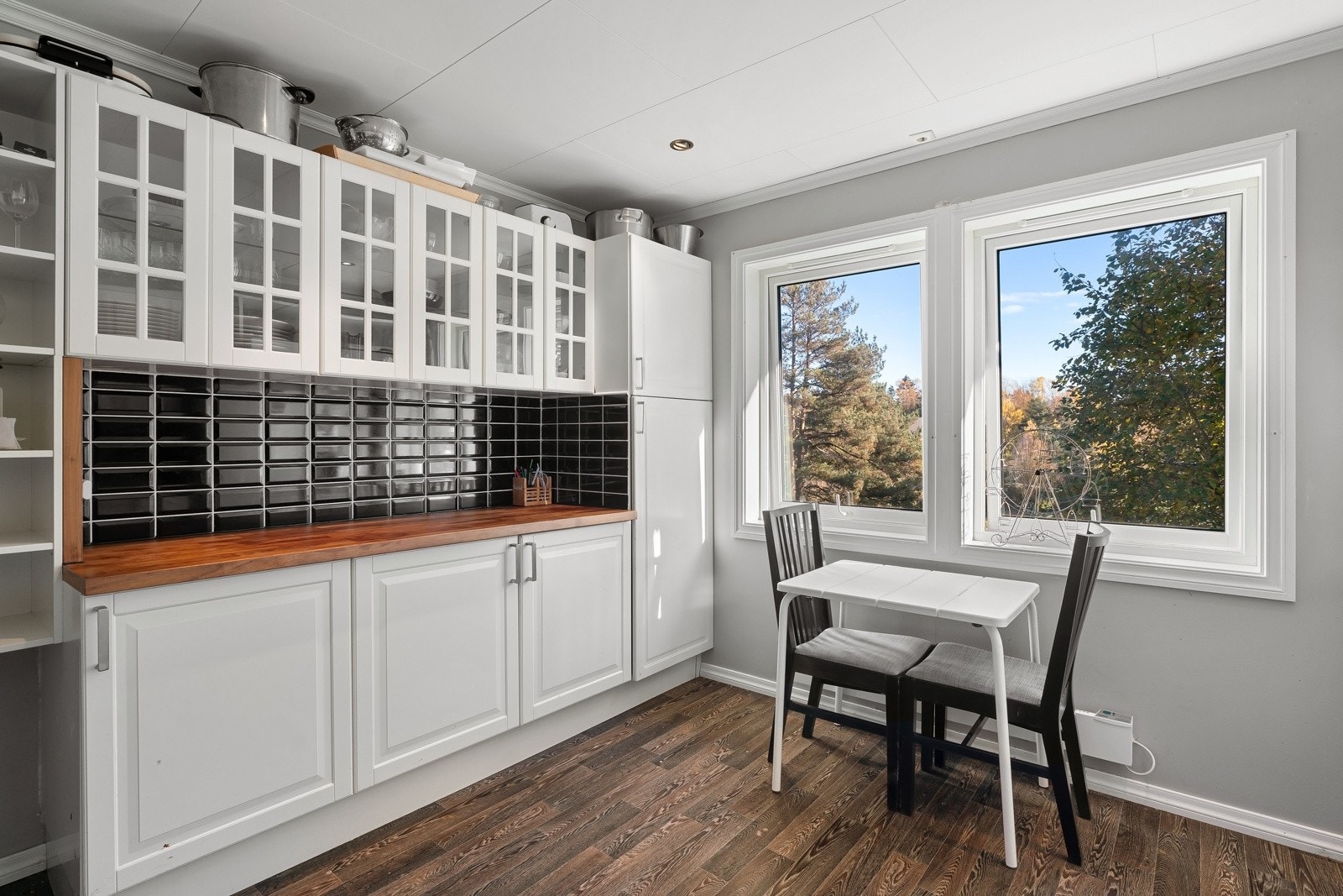 Det er også fin plass til et spisebord rett ved kjøkkenet. Galleribilde